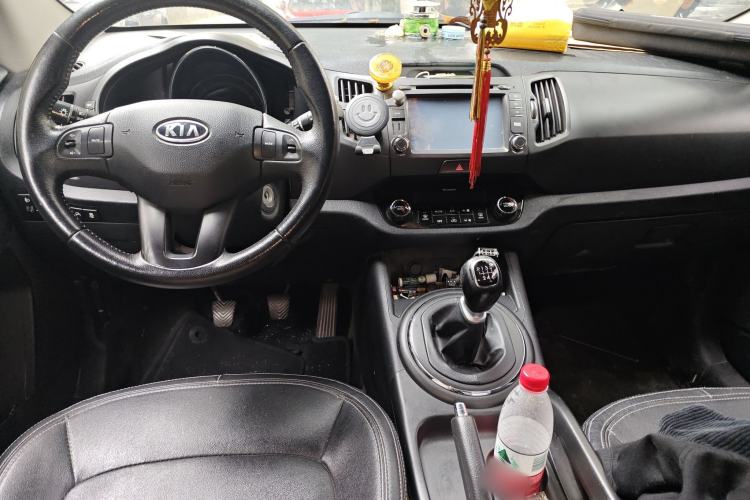 Used Kia Sportage R 2012 2.0L Manual Two-Wheel Drive GLS Center Console