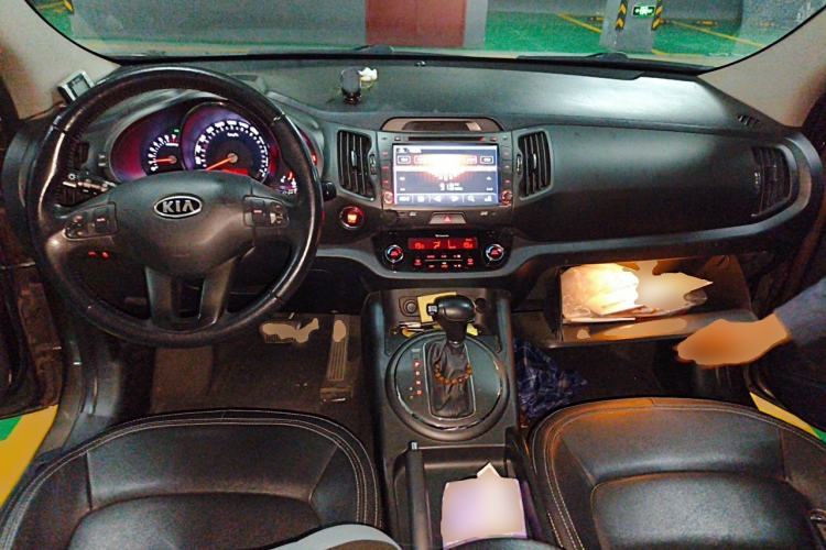 Used Kia Sportage R 2012 2.0L Automatic Two-Wheel Drive GLS Center Console
