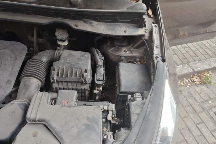 Used Kia Sportage R 2012 2.0L Automatic Two-Wheel Drive NAVI Engine Bay Left