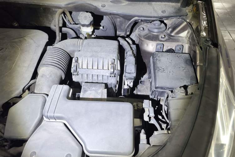 Used Kia Sportage R 2012 2.0L Automatic Two-Wheel Drive GLS Engine Bay Left