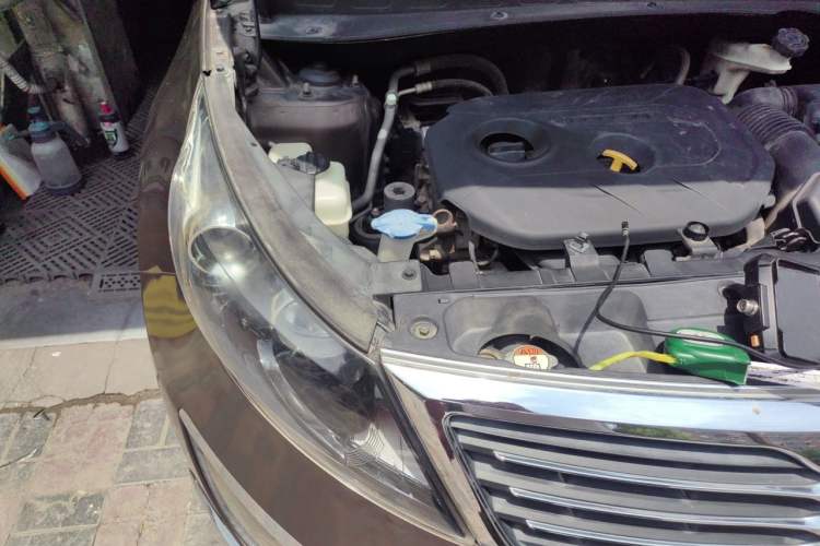 Used Kia Sportage R 2012 2.0L Automatic Two-Wheel Drive GLS Engine Bay Right