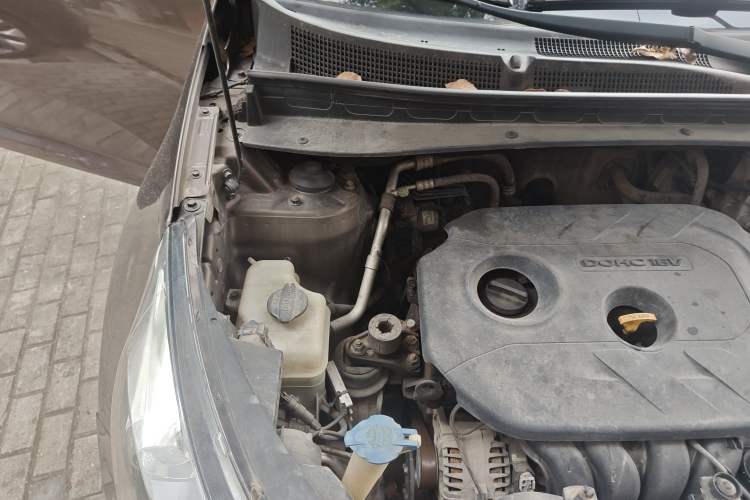 Used Kia Sportage R 2012 2.0L Automatic Two-Wheel Drive NAVI Engine Bay Right