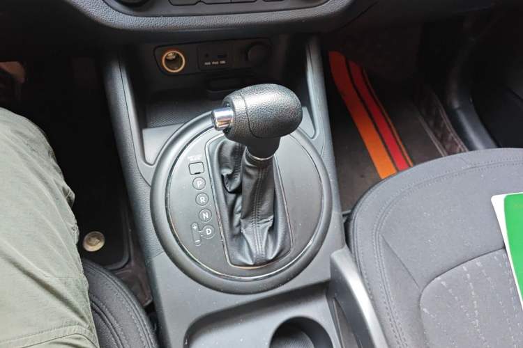 Used Kia Sportage R 2012 2.0L Automatic Two-Wheel Drive GL Trim Gear Lever