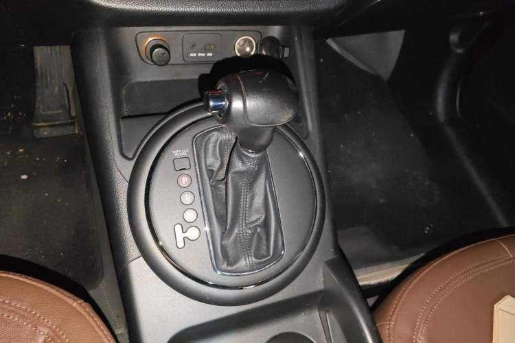 Used Kia Sportage R 2012 2.0L Automatic Two-Wheel Drive GLS Gear Lever