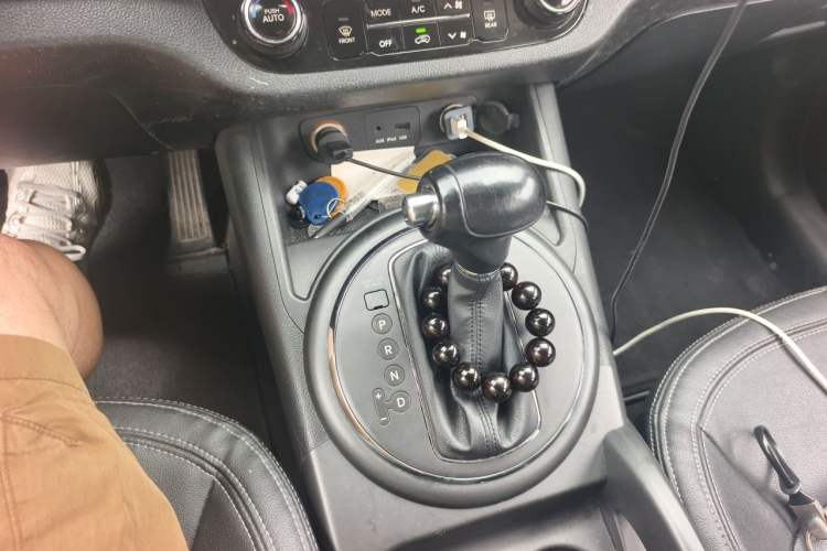 Used Kia Sportage R 2012 2.0L Automatic Two-Wheel Drive GLS Gear Lever