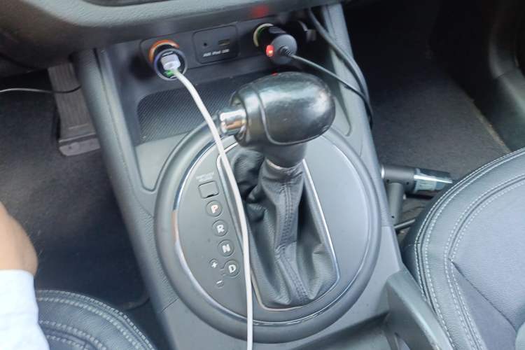 Used Kia Sportage R 2012 2.0L Automatic Two-Wheel Drive GLS Gear Lever