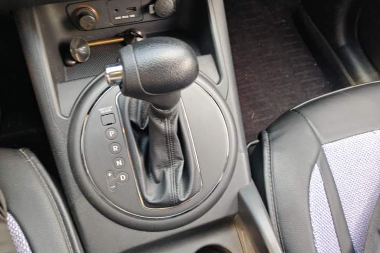 Used Kia Sportage R 2012 2.0L Automatic Two-Wheel Drive GL Trim Gear Lever