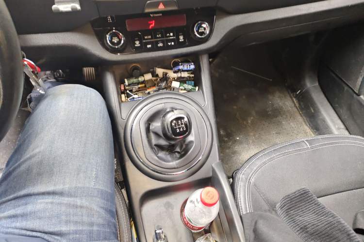 Used Kia Sportage R 2012 2.0L Manual Two-Wheel Drive GLS Gear Lever