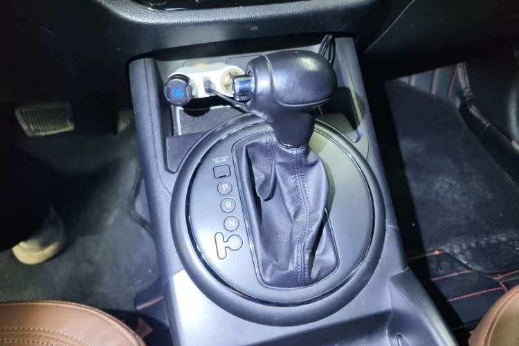 Used Kia Sportage R 2012 2.0L Automatic Two-Wheel Drive GLS Gear Lever