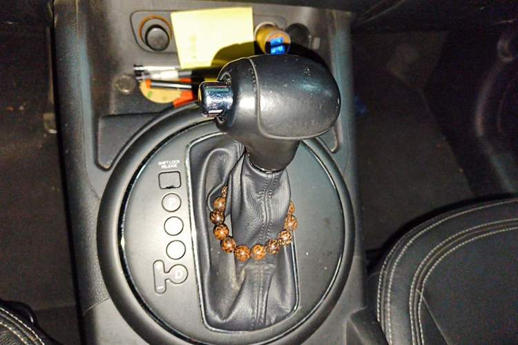 Used Kia Sportage R 2012 2.0L Automatic Two-Wheel Drive GLS Gear Lever