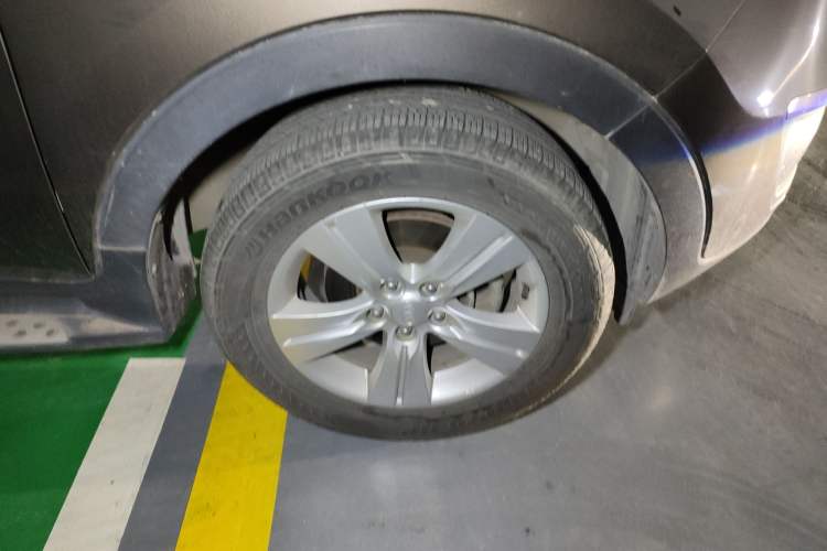 Used Kia Sportage R 2012 2.0L Automatic Two-Wheel Drive GLS Right Front Wheel Hub