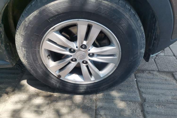 Used Kia Sportage R 2012 2.0L Automatic Two-Wheel Drive GL Trim Right Front Wheel Hub
