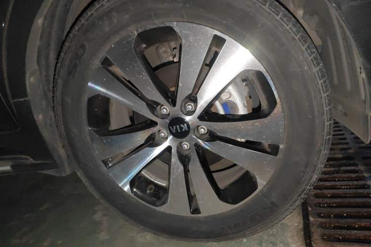 Used Kia Sportage R 2012 2.0L Automatic Two-Wheel Drive GLS Right Front Wheel Hub