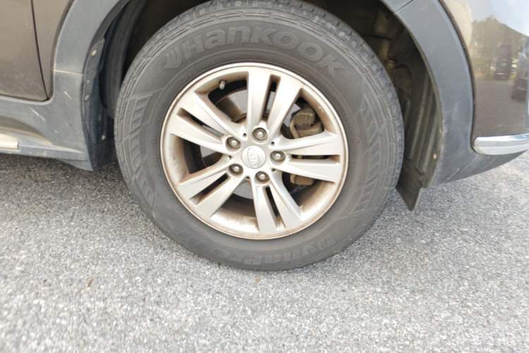 Used Kia Sportage R 2012 2.0L Automatic Two-Wheel Drive GL Trim Right Front Wheel Hub