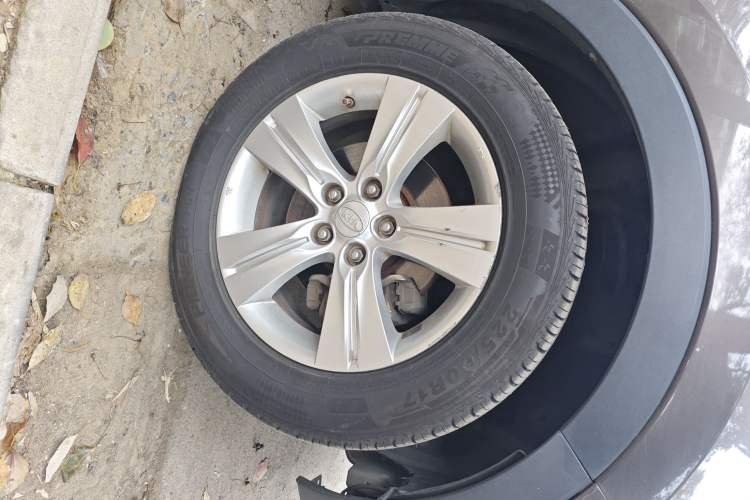 Used Kia Sportage R 2012 2.0L Manual Two-Wheel Drive GLS Right Front Wheel Hub