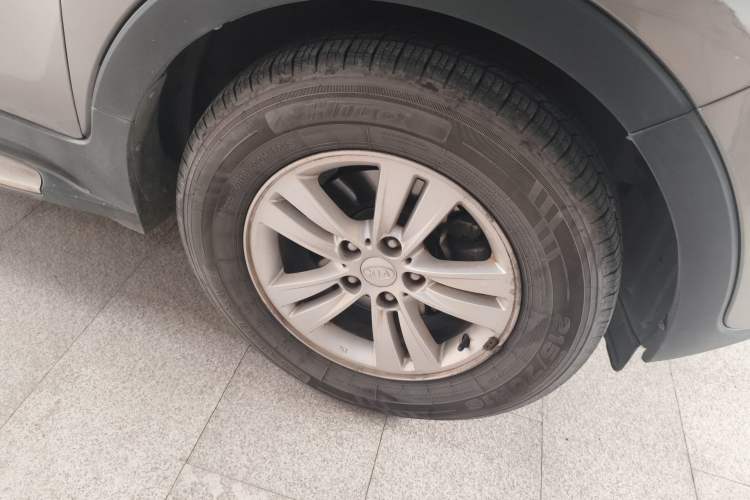 Used Kia Sportage R 2012 2.0L Automatic Two-Wheel Drive GL Trim Right Front Wheel Hub