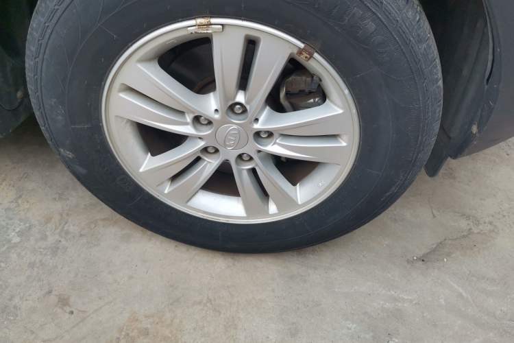 Used Kia Sportage R 2012 2.0L Automatic Two-Wheel Drive GL Trim Right Front Wheel Hub