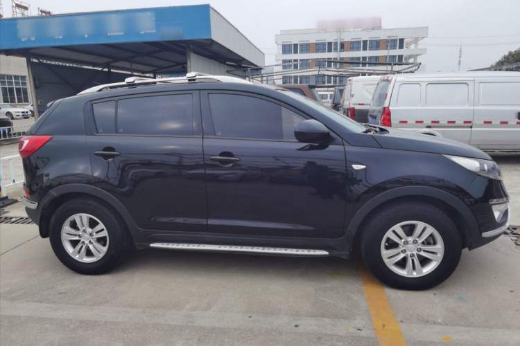 Used Kia Sportage R 2014 2.0L Manual Two-Wheel Drive GL Trim Exterior 2