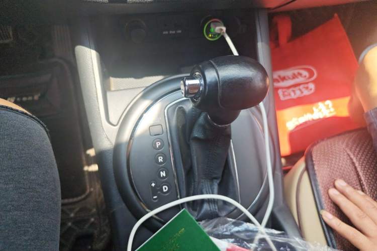 Used Kia Sportage R 2014 2.0L Automatic Two-Wheel Drive GLS Trim Gear Lever