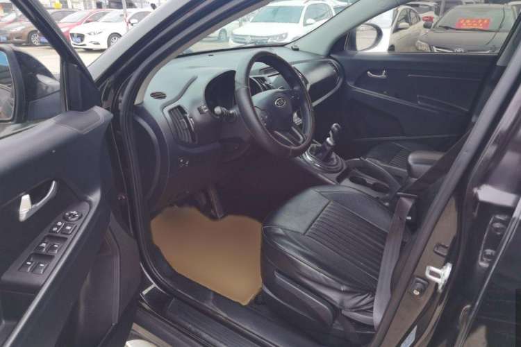 Used Kia Sportage R 2014 2.0L Manual Two-Wheel Drive GL Trim Interior 2