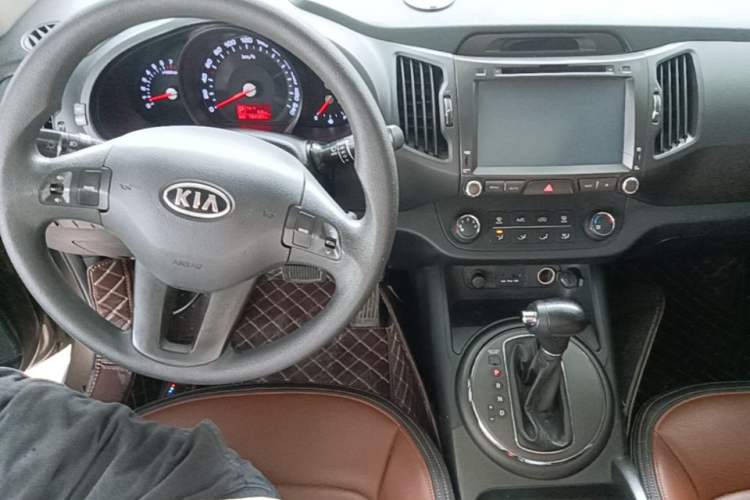 Used Kia Sportage R 2014 2.0L Automatic Two-Wheel Drive GL Center Console