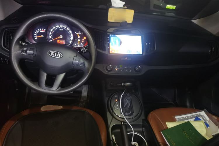 Used Kia Sportage R 2014 2.0L Automatic Two-Wheel Drive GL Center Console