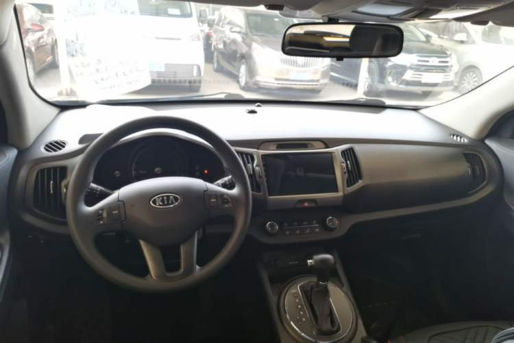 Used Kia Sportage R 2014 2.0L Automatic Two-Wheel Drive GL Center Console