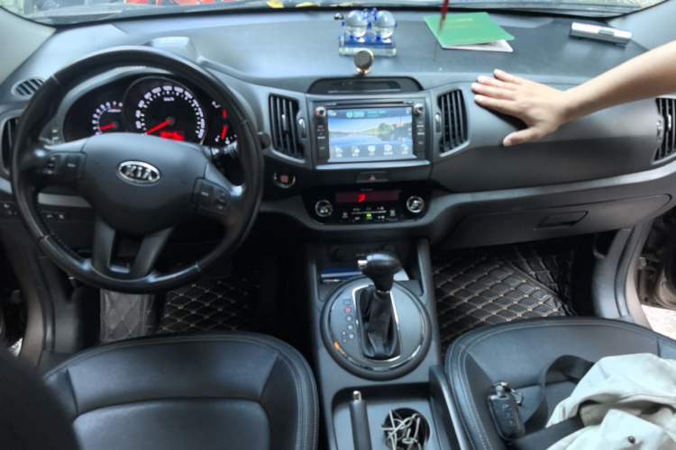 Used Kia Sportage R 2014 2.0L Automatic Two-Wheel Drive GLS Trim Center Console