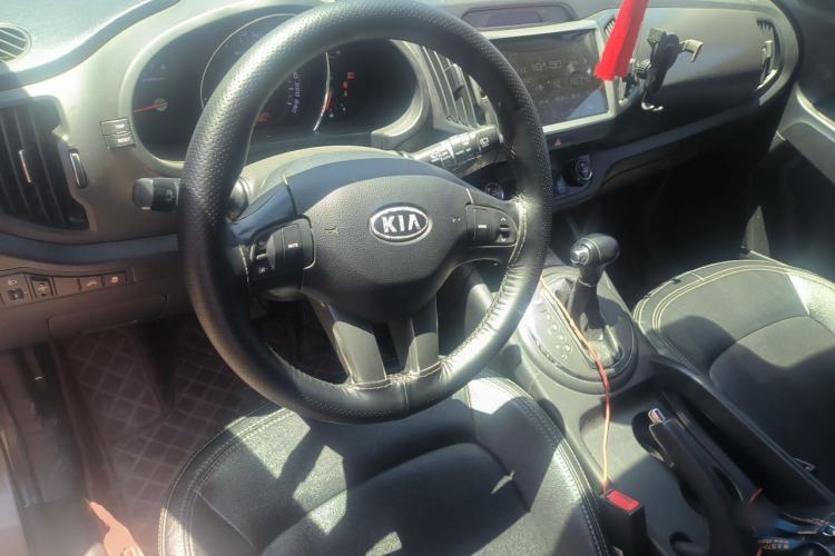 Used Kia Sportage R 2014 2.0L Automatic Two-Wheel Drive DLX Center Console