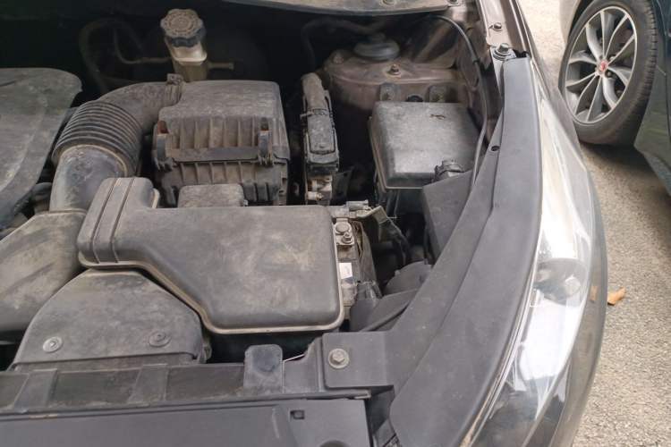 Used Kia Sportage R 2014 2.0L Automatic Two-Wheel Drive GLS Trim Engine Bay Left