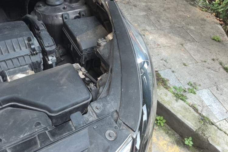 Used Kia Sportage R 2014 2.0L Automatic Two-Wheel Drive GLS Trim Engine Bay Left