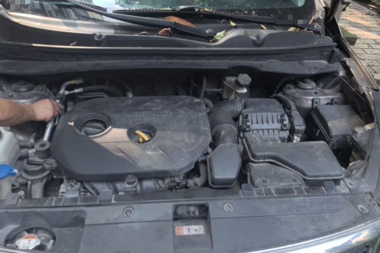Used Kia Sportage R 2014 2.0L Automatic Two-Wheel Drive GLS Trim Engine Bay