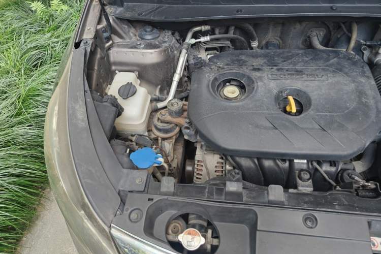 Used Kia Sportage R 2014 2.0L Automatic Two-Wheel Drive DLX Engine Bay Right