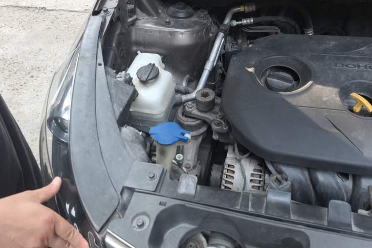 Used Kia Sportage R 2014 2.0L Automatic Two-Wheel Drive GLS Trim Engine Bay Right