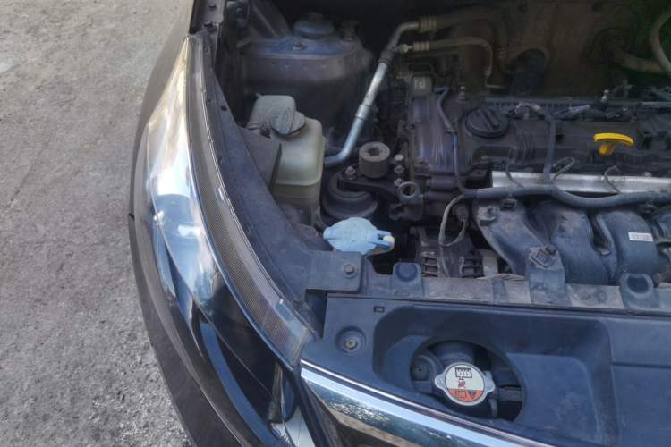Used Kia Sportage R 2014 2.0L Automatic Two-Wheel Drive GLS Trim Engine Bay Right