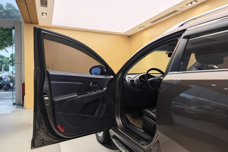 Used Kia Sportage R 2014 2.0L Manual Two-Wheel-Drive GLS Exterior 12