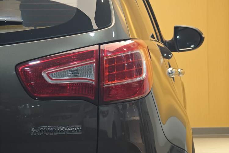 Used Kia Sportage R 2014 2.0L Manual Two-Wheel-Drive GLS Exterior 4