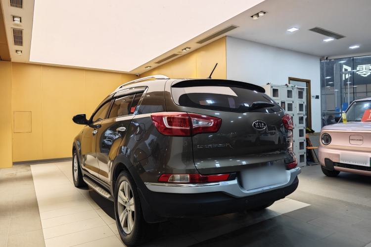 Used Kia Sportage R 2014 2.0L Manual Two-Wheel-Drive GLS Exterior 5