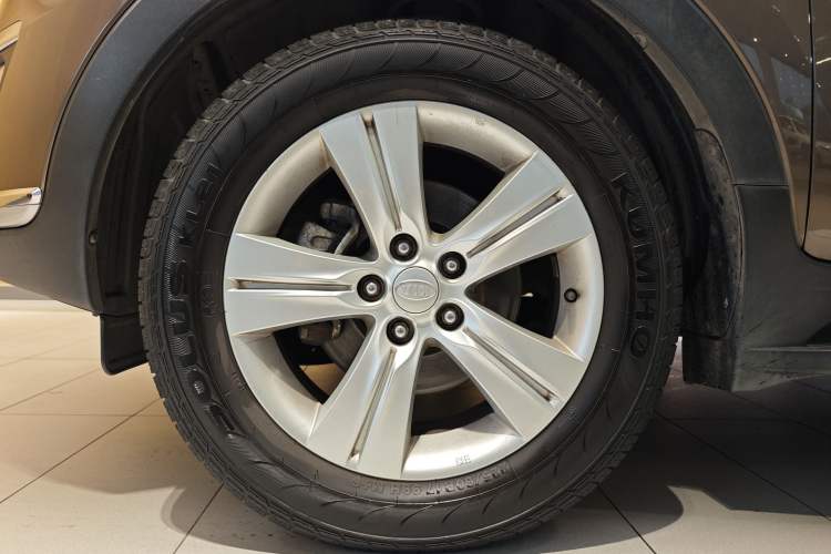 Used Kia Sportage R 2014 2.0L Manual Two-Wheel-Drive GLS Exterior 7