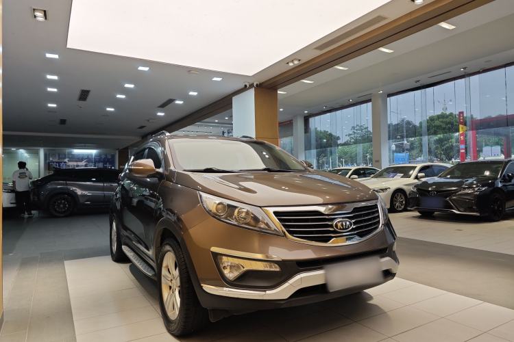 Used Kia Sportage R 2014 2.0L Manual Two-Wheel-Drive GLS Exterior 8