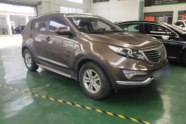 Used Kia Sportage R 2014 2.0L Manual Two-Wheel Drive GL Trim Front Right 45 Deg