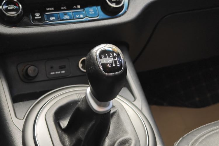 Used Kia Sportage R 2014 2.0L Manual Two-Wheel-Drive GLS Gear Lever