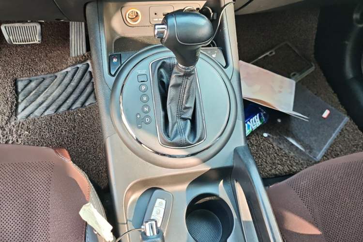 Used Kia Sportage R 2014 2.0L Automatic 4x4 GLS Gear Lever