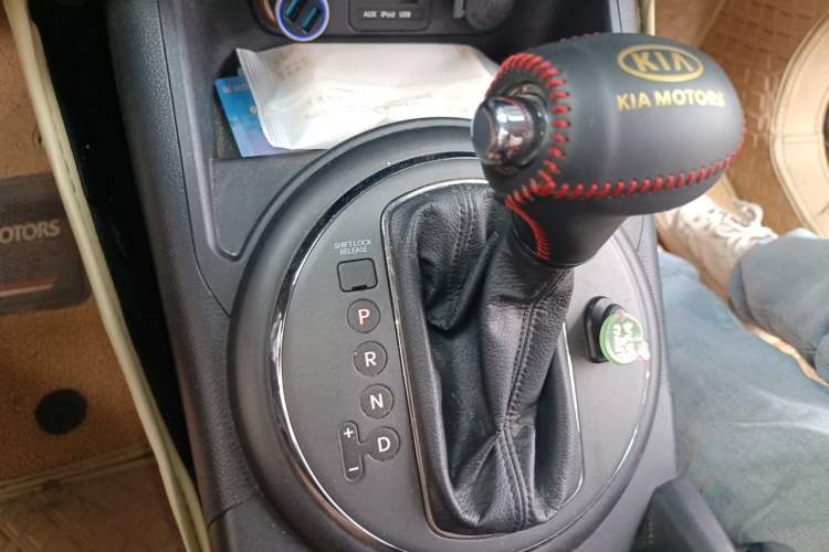 Used Kia Sportage R 2014 2.0L Automatic Two-Wheel Drive GLS Trim Gear Lever