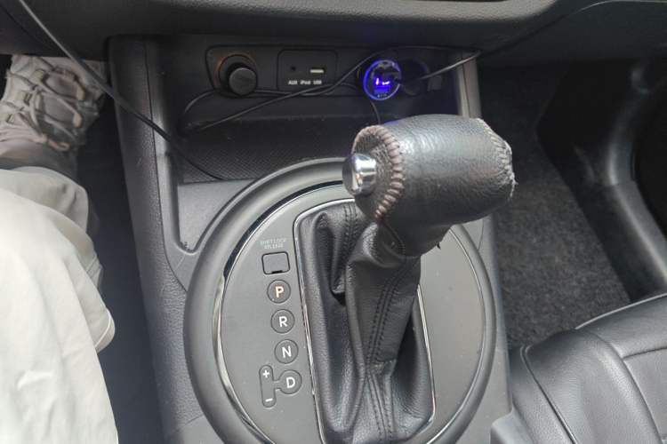 Used Kia Sportage R 2014 2.0L Automatic Two-Wheel Drive DLX Gear Lever