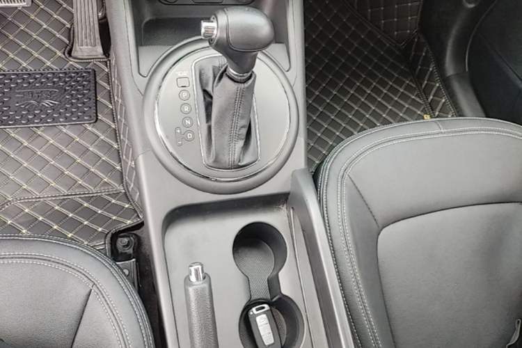 Used Kia Sportage R 2014 2.0L Automatic Two-Wheel Drive GLS Trim Gear Lever