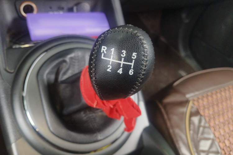Used Kia Sportage R 2014 2.0L Manual Two-Wheel-Drive GLS Gear Lever