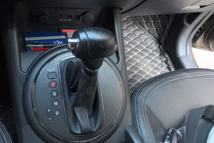 Used Kia Sportage R 2014 2.0L Automatic Two-Wheel Drive GLS Trim Gear Lever