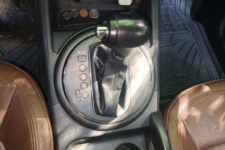 Used Kia Sportage R 2014 2.0L Automatic Two-Wheel Drive Premium Trim Gear Lever