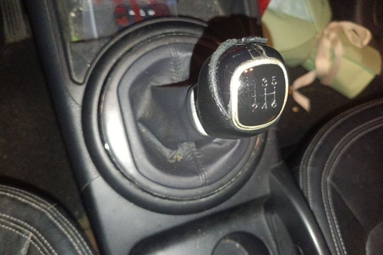 Used Kia Sportage R 2014 2.0L Manual Two-Wheel-Drive GLS Gear Lever